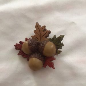 ⚡️FINAL PRICE⚡️ Vintage Acorns in Leaves Brooch